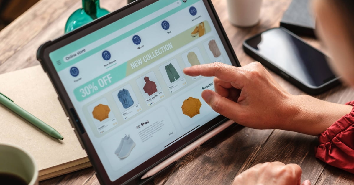Pessoa criando um site de vendas em tablet, exemplo prático de como criar um site de vendas