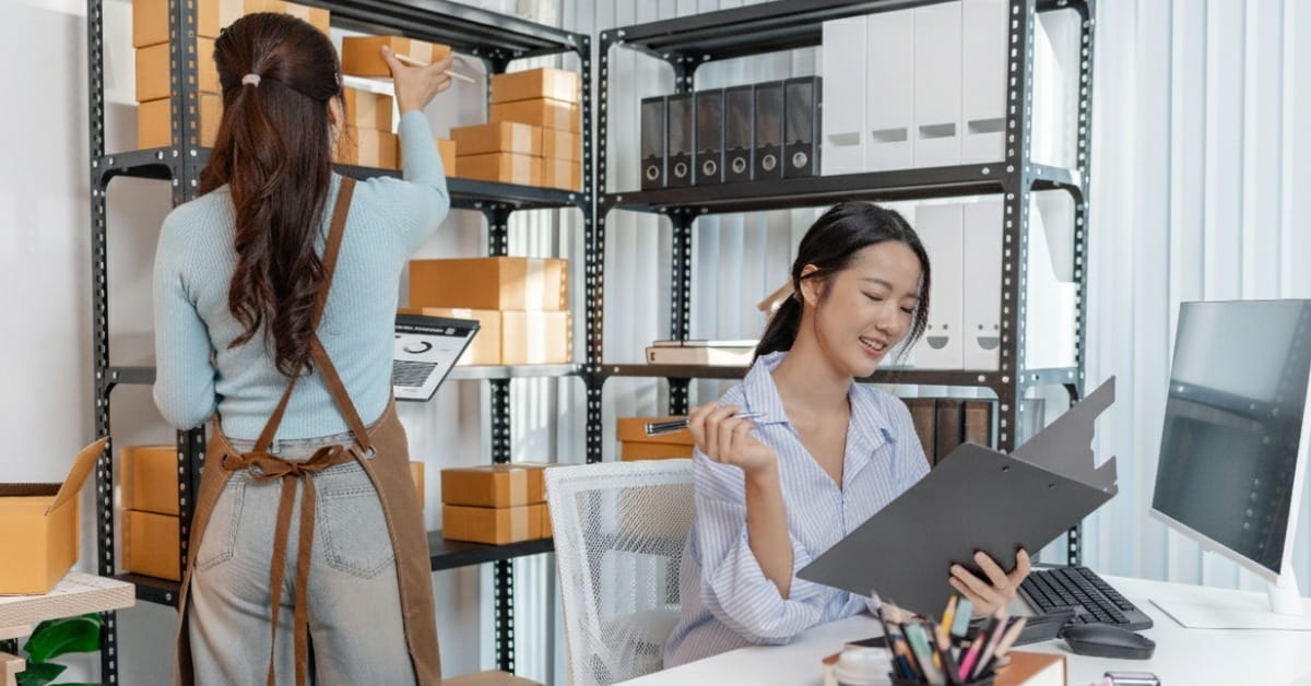 Mulheres organizam e calculam o estoque médio da empresa