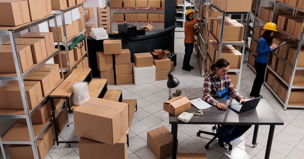 Funcionários organizando encomendas em um hub logístico