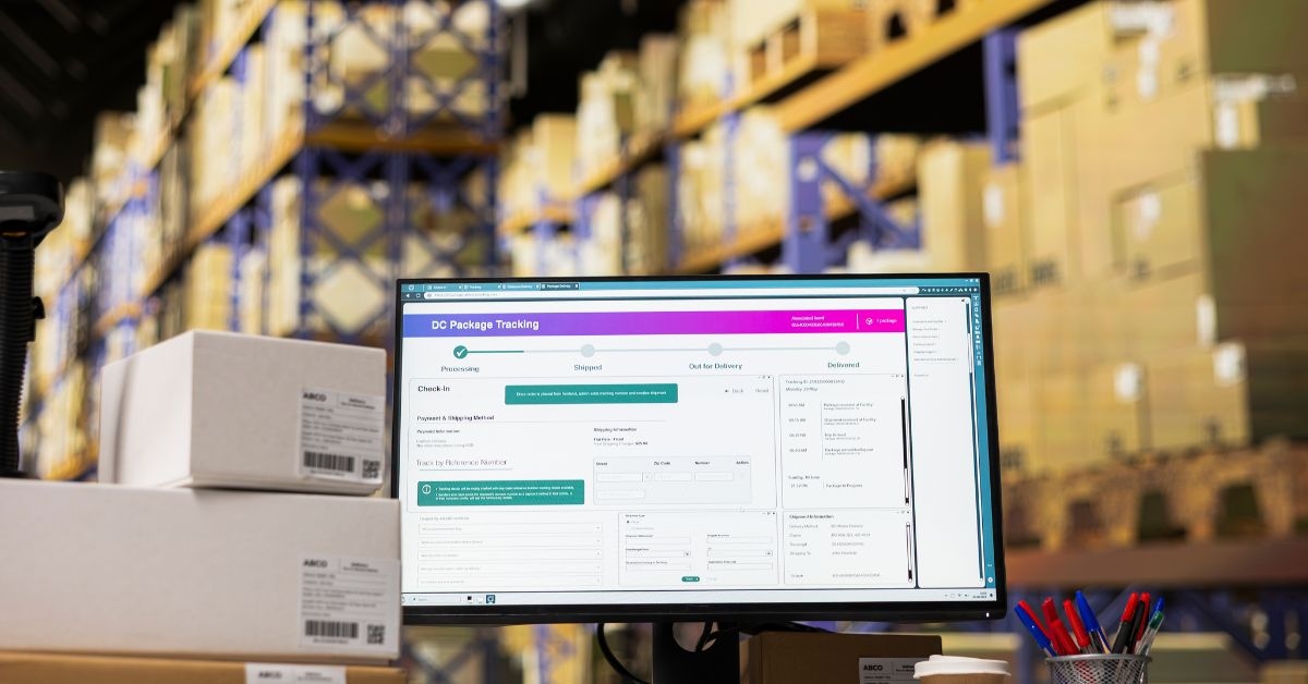 KPIs de logística sendo monitorados na tela de um computador
