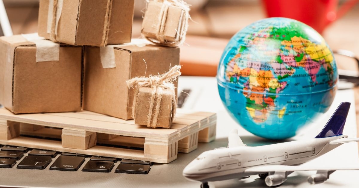 Imagem de pacotes e avião simulando frete courier