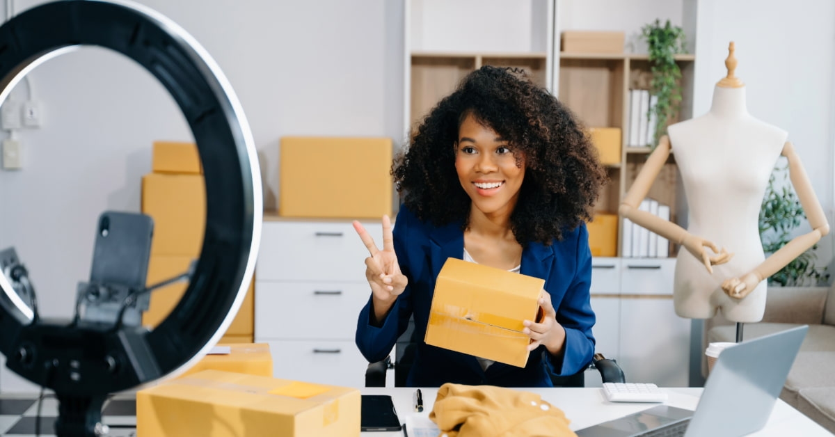 Mulher gravando conteúdos para a sua loja representando empreendedorismo digital