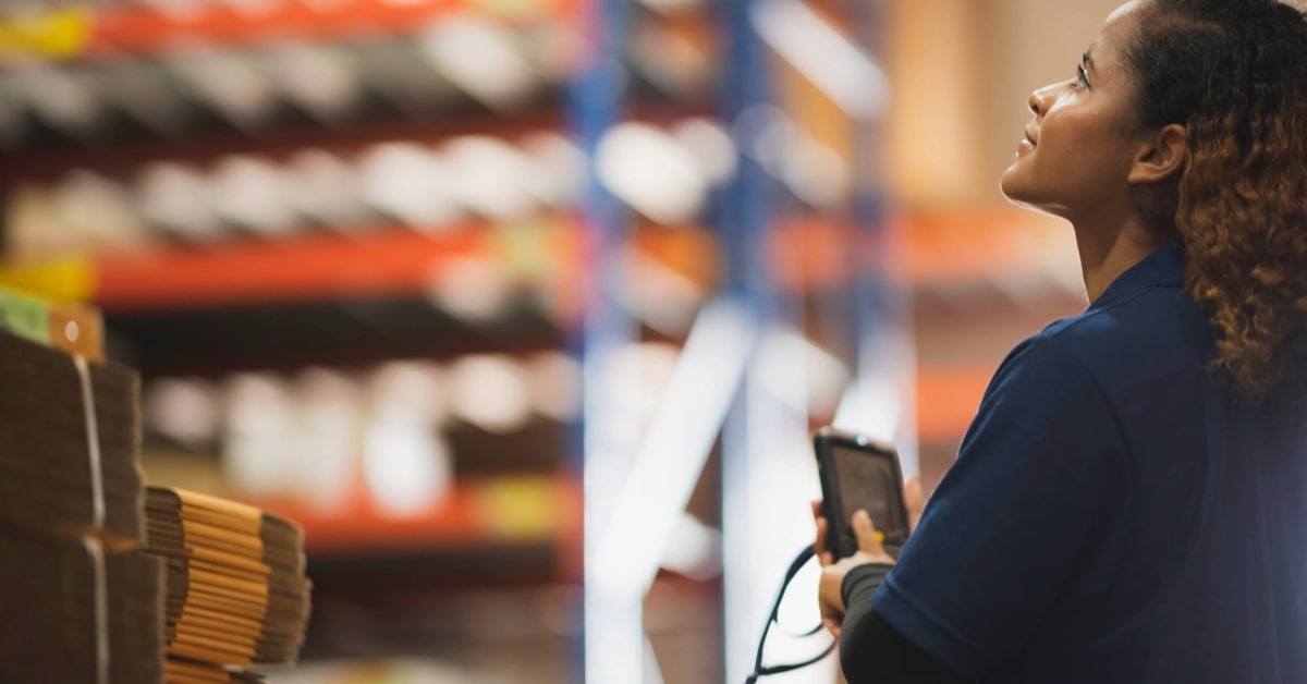 Mulher fazendo contagem de estoque em armazém