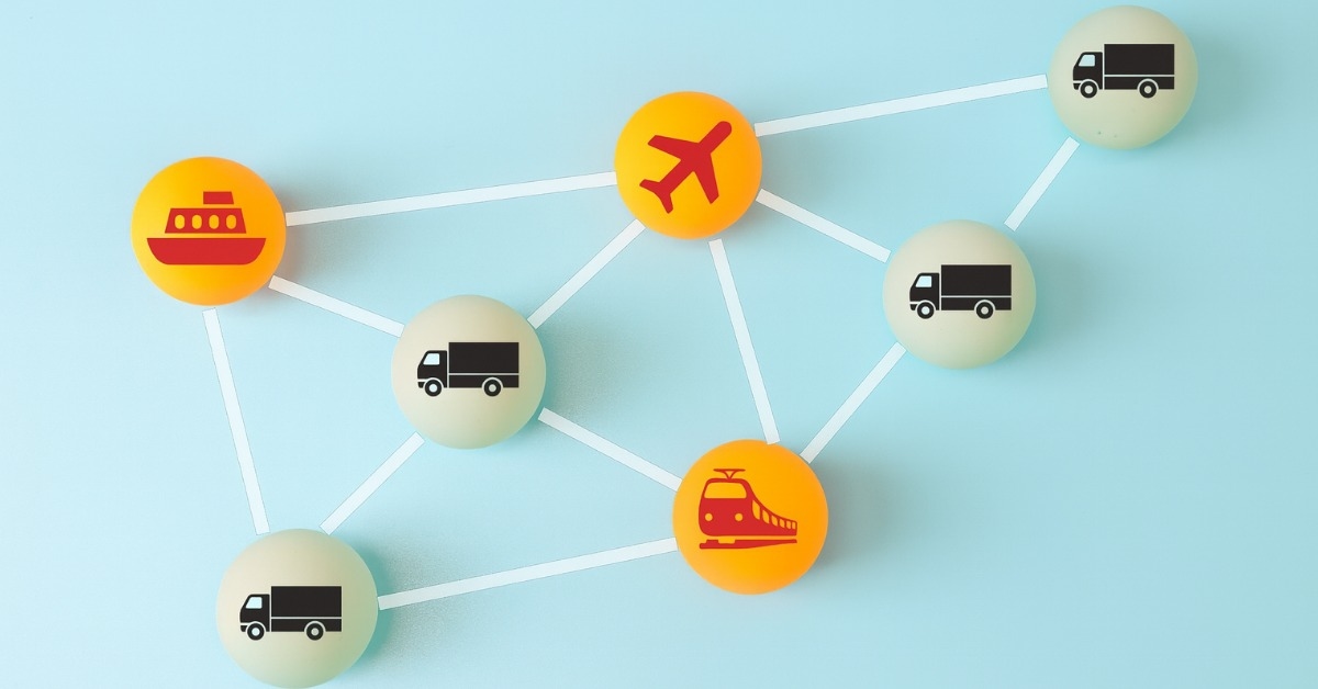 Ícones de meios de transportes de mercadorias interligados representando cadeia de suprimentos logística