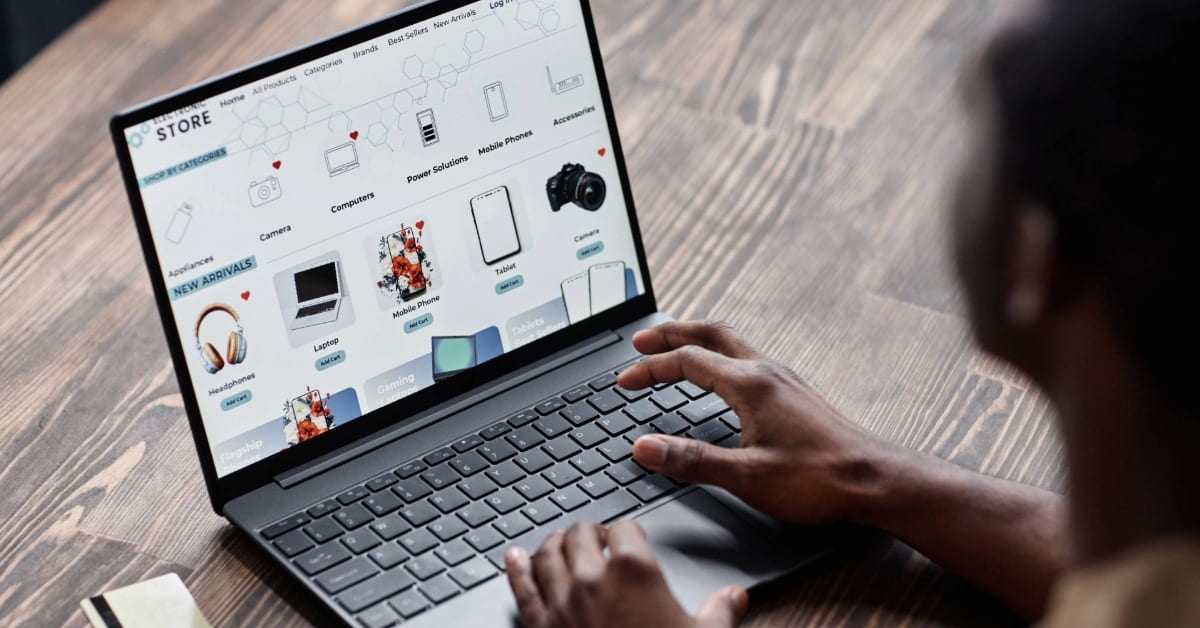 Homem buscando na internet em um notebook os produtos que mais vendem na internet