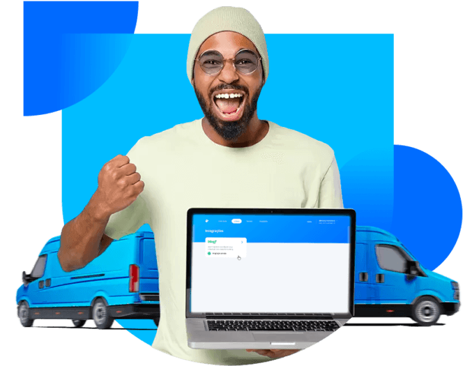 Homem segurando notebook integrado com a plataforma Loggi Envios